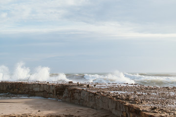 Olas de mar revueltas al atardecer en Sitges 