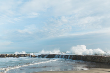 Olas de mar revueltas al atardecer en Sitges