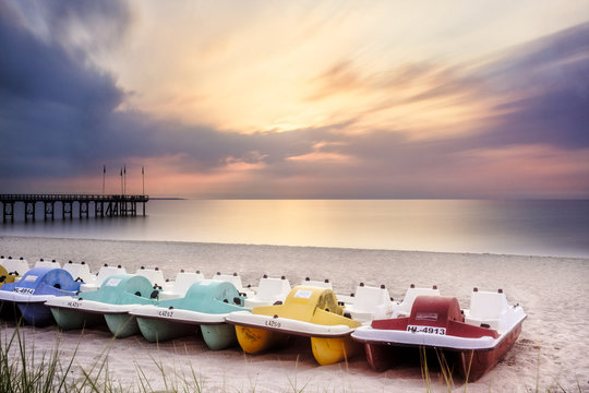 Tretboote im Sonnenuntergang, Weissenh&auml;user Strand
