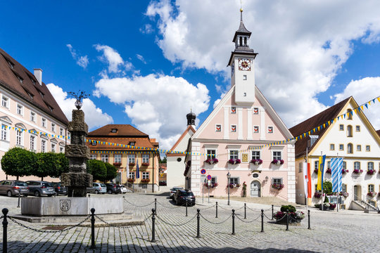 Rathaus und Marktplatz in Gredingen Bayern 