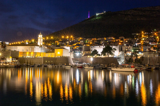 Dubrovnik am Abend mit Blick auf den Hafen und Seilbahn auf den Srd