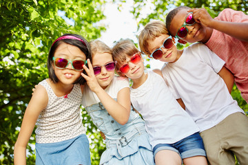 Kinder als Freunde im coolen Team