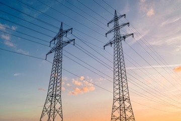 Hochspannungsmasten im Abendlicht