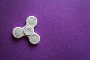 Obraz premium Спиннер, игрушка, вращающаяся игрушка, забава, расслабятся, эмоции, фиджет-спиннер, вертушка, крутилка для рук