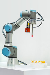 Microscan demonstrates industrial robotic machine using the Vision HAWK smart camera.