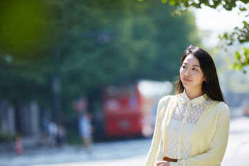 屋外の若い女性