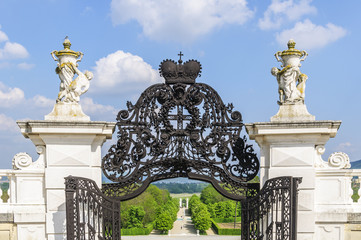 Fototapeta na wymiar Portal mit Tor aus Schmiedeeisen in einem Schlosspark
