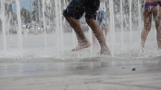Kinder spielen am Brunnen