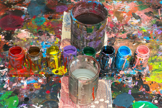 Hay muchos colores en la mesa.