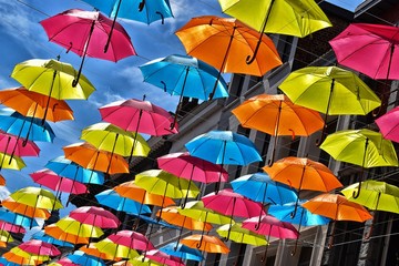 Fototapeta na wymiar Parapluies colorés de Tournai - Belgique 