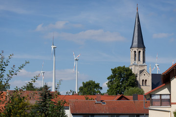 Obraz premium Dorf silhouette windräder windmühlen energiewende windkraft