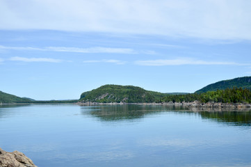 Fototapeta na wymiar fleuve avec île lointaine