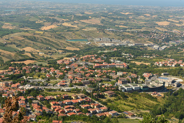 Fototapeta premium blick auf san marino aus der vogelperspektive 