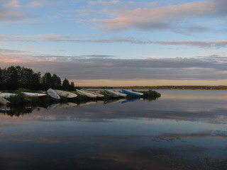 Port de pêcheurs du lac de Piipsjärvi en Finlande sous le soleil de minuit