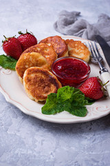 Cheese pancakes with strawberries jam