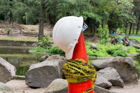 El casco blanco est&aacute; sobre el cono de seguridad.