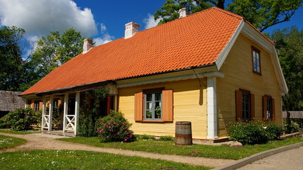 typisches, malerisches Holzhaus in Lettland