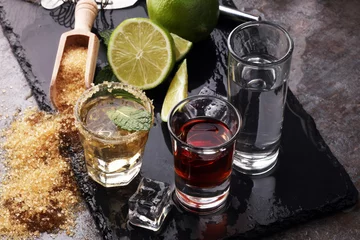Rolgordijnen Bar Selectie van alcoholische dranken op rustieke stenen plaat