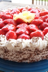 Gros plan d'un gâteau aux fraises et à la crème 