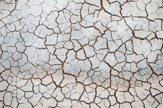 Terre craquel&eacute;e