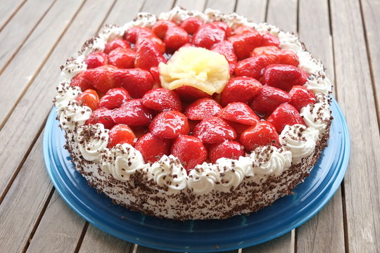 G&acirc;teau aux fraises et &agrave; la cr&egrave;me saupoudr&eacute; de chocolat 