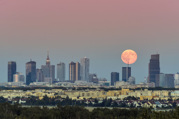 Obraz premium Wschodzący księżyc nad Warszawą, Polska