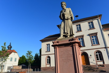 Das Peter Schöffer-Denkmal in Gernsheim