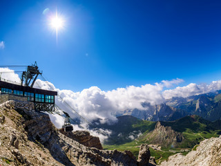 Sass Pordoi Bergstation mit Seilbahn, Dolomiten, Italien © EKH-Pictures
