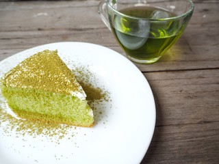 Green tea with cake