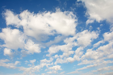 青空　たくさんの雲


