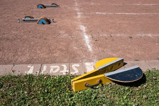 Starterklappe an der Aschenbahn eines Schulsportplatzes