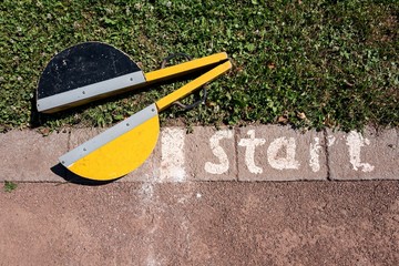 Starterklappe an der Aschenbahn eines Schulsportplatzes