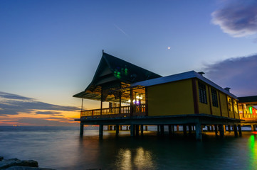 Obraz premium view of beach house with blue sky during sunset