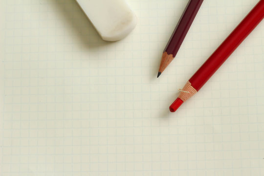 ノートと鉛筆と消しゴムと赤鉛筆