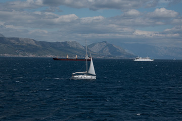Obraz premium Bateaux à voile sur la mer entre Split et Hvar en Croatie