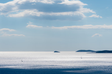 Paysage de mer entre Split et Hvar en Croatie