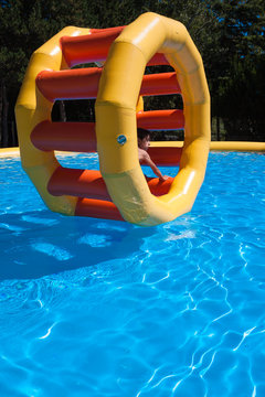 fille dans module de jeu aquatique
