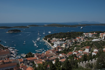 Fototapeta na wymiar Vue du port de Hvar sur l'île de Hvar en Croatie