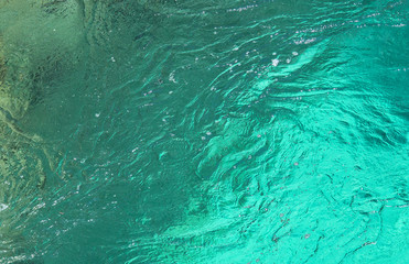Smaragdgrüne Wasseroberfläche zur individuellen Verwendung