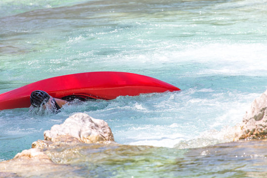 Gekenterter Kajakfahrer - Powered by Adobe