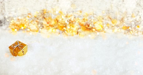 weichnachtlicher Hintergrund mit kleinem Geschenk