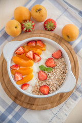 Joghurt mit Müsli und Beeren 