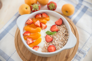 Joghurt mit Müsli und Beeren 