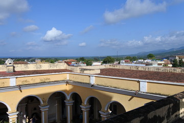 Blick vom Turm eines Herrenhauses auf die Dächer von Trinidad auf Kuba
