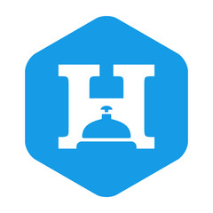 Icono plano H con timbre hotel en hexagono azul