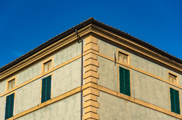 Fototapeta na wymiar Building corner against blue sky