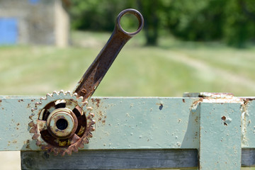 Selbstgebauter Giff an einem Grundstückstor