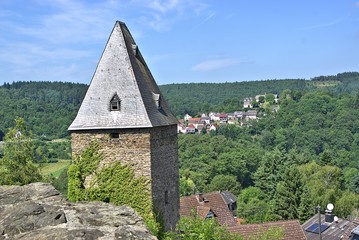 Der Torturm von Altweilnau mit dem Fernblick auf Neuweilnau, Gemeinde Weilrod, Hochtaunus