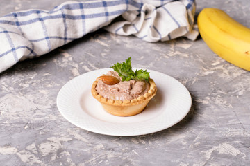 Tartlets with chocolate cream and almonds