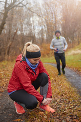 Obraz premium Main view of adult runners in the woodland